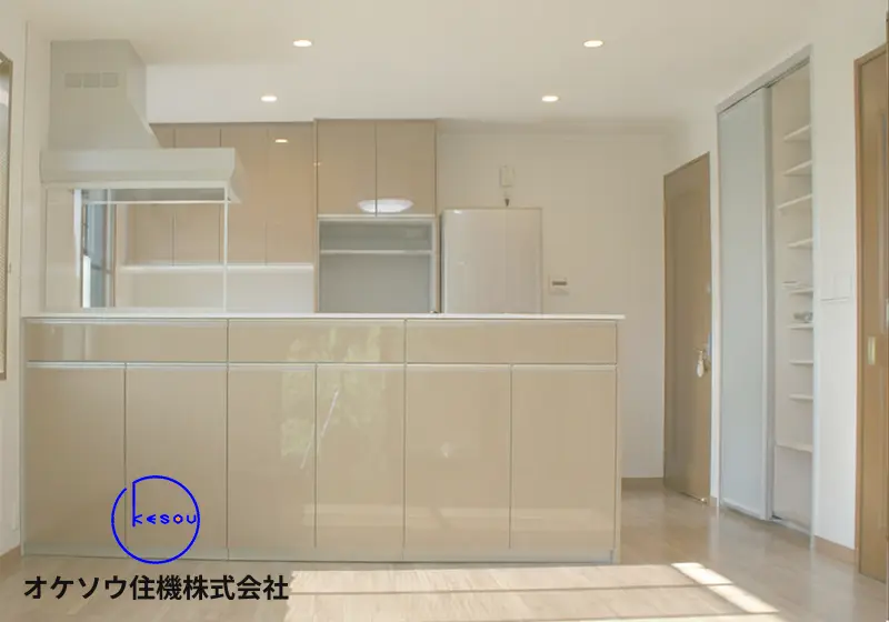 キッチンの蛇口から漏水して、床に染みが出来て困っている
